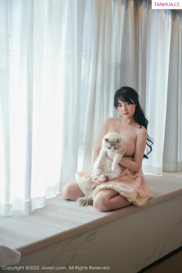   [XiuRen]高清写真图 2025.09.05 No.10734 软情 浅色连衣短裙第32张图片